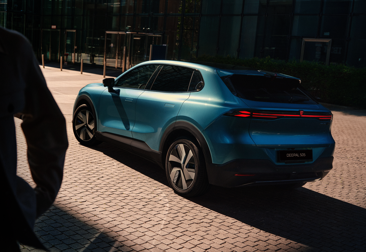 Foto: Changan Deepal S05 i fargen Andromeda Blue