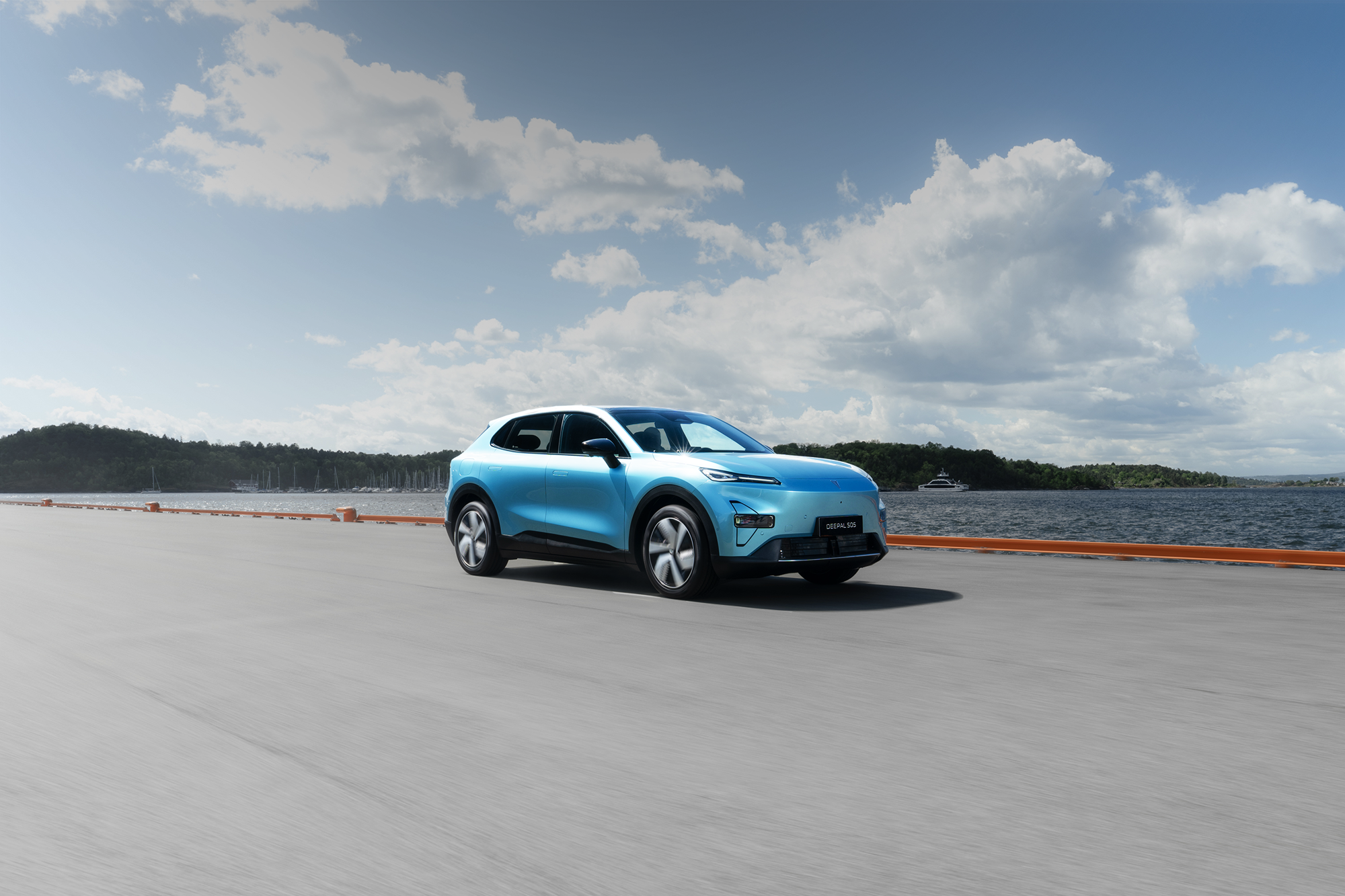 Foto: Changan Deepal S05 i fargen Andromedia Blue, på kai i Oslo