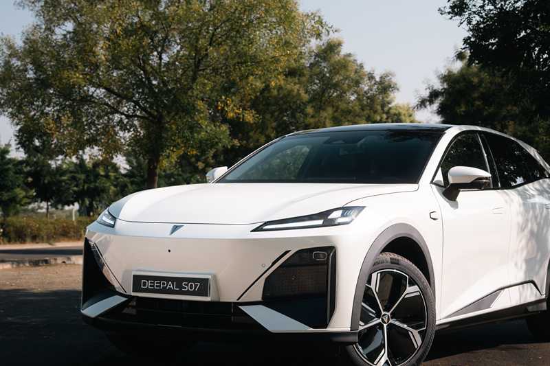 El CHANGAN DEEPAL S07 se renueva con carga rápida de hasta 200 kW, más potencia y suspensión mejorada